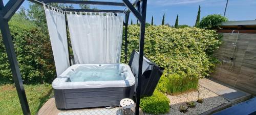 ULIKA l Private Olive Grov, Pets & Jacuzzi for Two