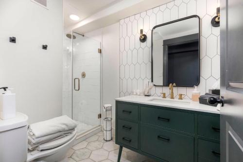 Ένα μπάνιο στο DerbyCity Plush Loft Gather in Style by Hollyhock