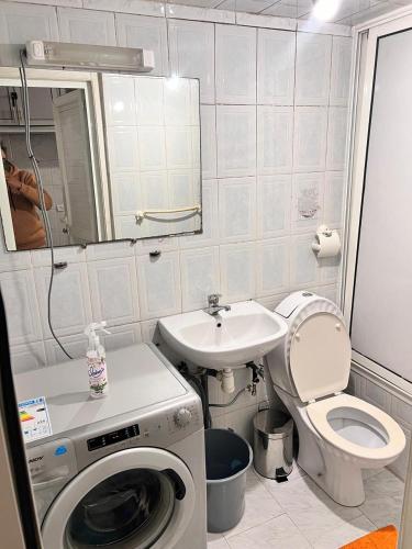 a bathroom with a washing machine and a sink at Tumsilt in Marrakesh