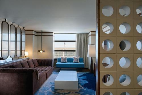 Un lugar para sentarse en The Westin Detroit Metropolitan Airport