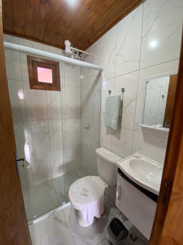 a bathroom with a toilet and a sink at Green Mountain Pousada in Florianópolis