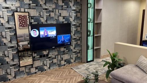 Una televisión o centro de entretenimiento en فلو ابارت