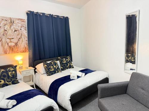 En eller flere senge i et værelse på County House - 5 Bedroom Deluxe Apartment