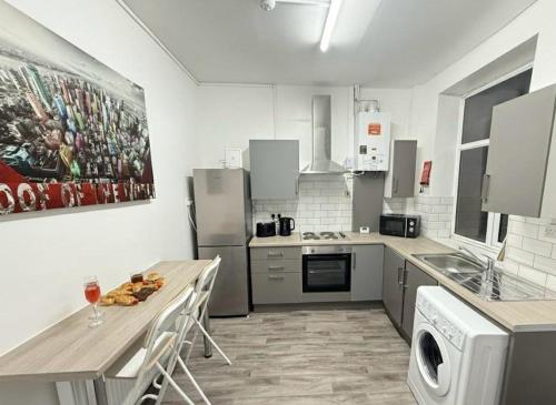 Køkken eller tekøkken på County House - 5 Bedroom Deluxe Apartment