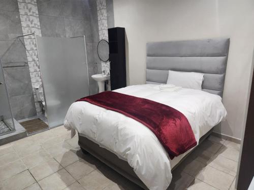 En eller flere senge i et værelse på Home Care Guest House