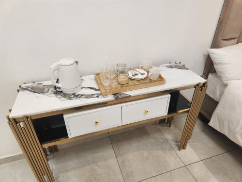 En eller flere senge i et værelse på Home Care Guest House