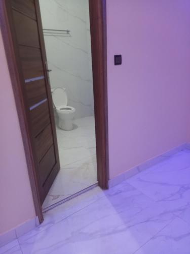Femi في Keur Massar: باب مفتوح للحمام مع مرحاض