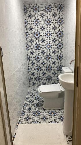 a bathroom with a toilet and a sink at Gürleyen Butik Otel in Küçük Çığlı