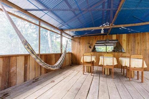 Un balcón o terraza en Red Uakari Jungle Lodge