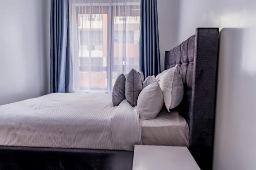 Ένα ή περισσότερα κρεβάτια σε δωμάτιο στο Cozy 1 bedroom with a pool