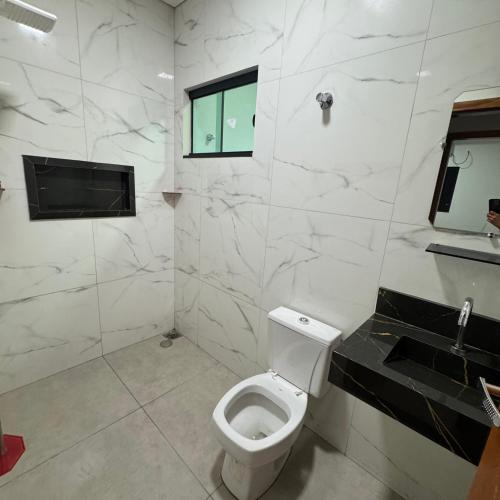 Ванная комната в lazer e descanso que sua família merece