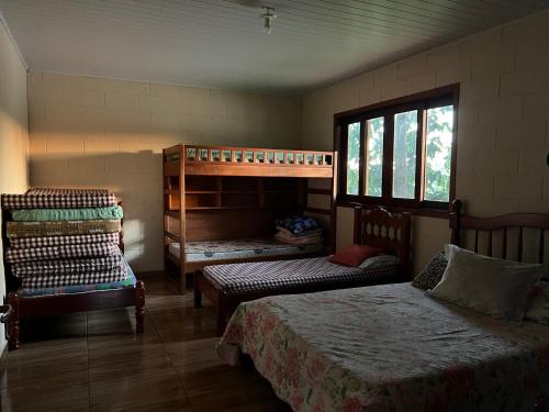 een slaapkamer met 2 bedden en een stapelbed bij Chácara Santa Edwiges in Campinas