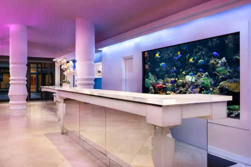un acuario en una habitación con una pecera grande en The Gallivant Times Square, en Nueva York