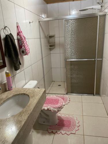 a bathroom with a shower with a toilet and a sink at Chácara São Marcos in Ibiúna