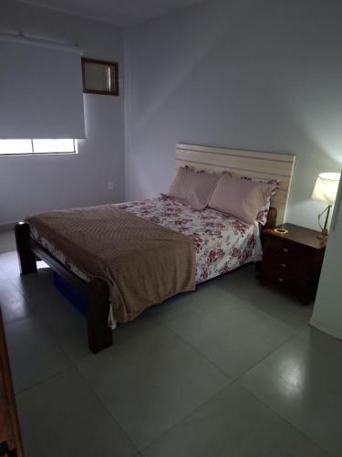 Ένα ή περισσότερα κρεβάτια σε δωμάτιο στο Pequena Casa Búzios - Confortável para casal com garagem