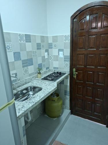 Η κουζίνα ή μικρή κουζίνα στο Pequena Casa Búzios - Confortável para casal com garagem