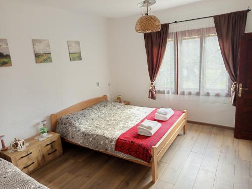 Giường trong phòng chung tại Deda Bocin konak