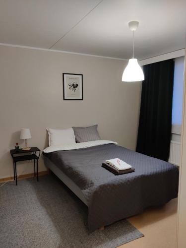 Ένα ή περισσότερα κρεβάτια σε δωμάτιο στο Rivitalohuoneisto, Kinnula