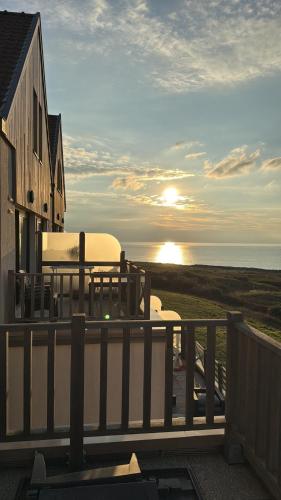 ein Blick auf das Meer von der Veranda eines Hauses in der Unterkunft La Naturelle 123 - Duplex Vue Mer Wimereux in Wimereux