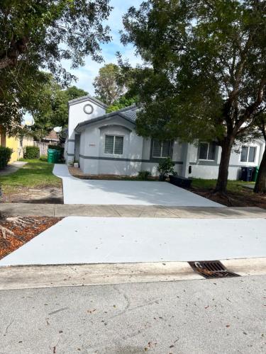 un vialetto di fronte a una casa bianca di Vacation QJR a Cutler Bay