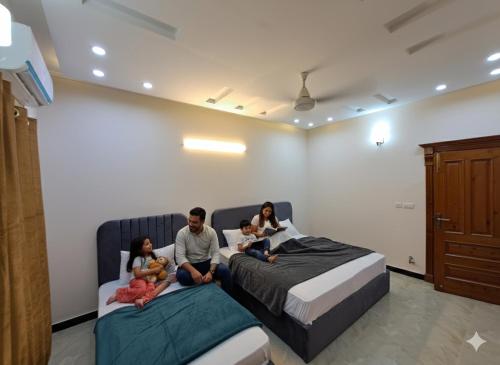 Postel nebo postele na pokoji v ubytování The Guest House Islamabad G-13