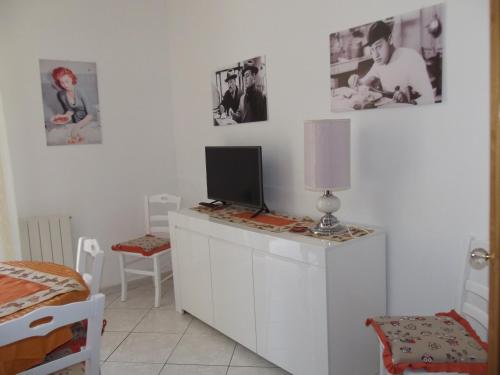 Una habitación con un escritorio con una computadora encima. en B&B Salita Metello, en Agrigento