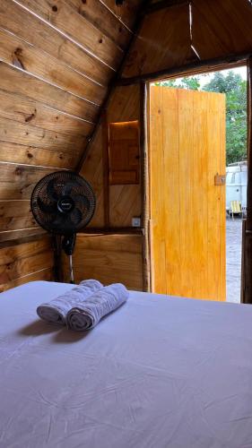 a bed in a wooden room with a bed sidx sidx sidx sidx at Camping Proibido Não Viver in Cruz