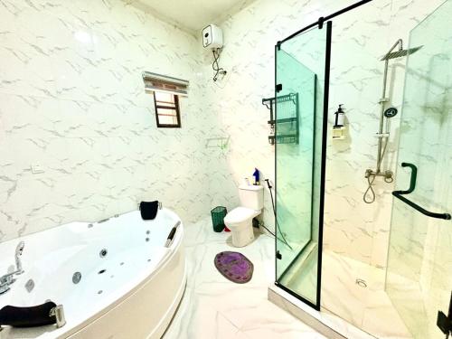 Ένα μπάνιο στο A & F Luxury Homes