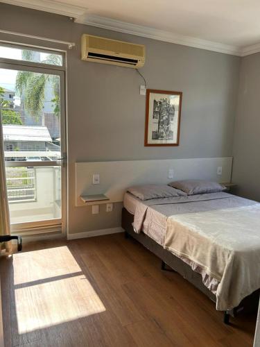 เตียงในห้องที่ Sunset Inn
