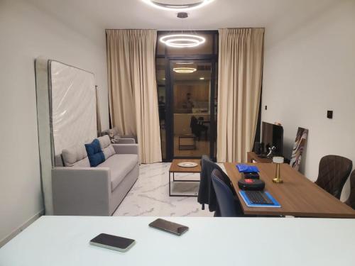 Χώρος καθιστικού στο Luxury furnished 1BHK apartment Maria Vista
