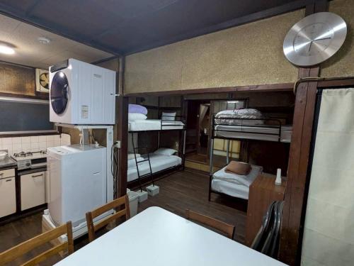 een keuken met een kamer met stapelbedden bij Hikari Kitaayase - 光莉 北綾瀬 - 浅草や上野へアクセス良好 MAX11名の和風宿 無料Wi-Fi in Tokyo