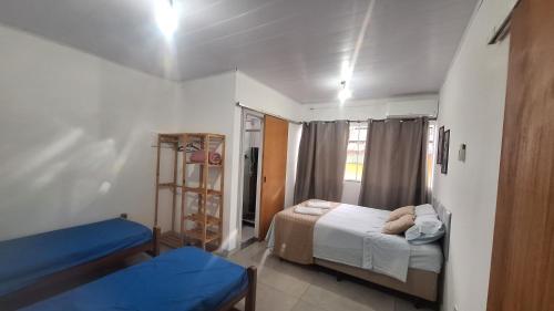 Giường trong phòng chung tại Hospedagem do BIRÓ