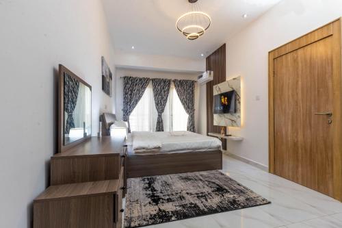 Luxury one bedroom apartment lekki phase 1 في ليكى: غرفة نوم بها سرير ومرآة