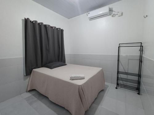 JurutiResidêncial Fonseca的一间卧室配有一张带黑色窗帘的床