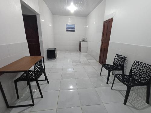 JurutiResidêncial Fonseca的走廊设有桌椅和电视