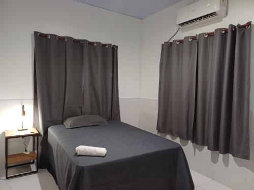 JurutiにあるResidêncial Fonsecaのベッドルーム1室(黒いカーテン付きのベッド1台付)