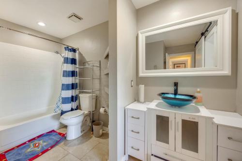 Et badeværelse på Pet-Friendly Condo with Mountain View in Monument!