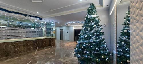 Un árbol de Navidad en el vestíbulo de un hotel. en Maite Beach Vibe, en Benalmádena