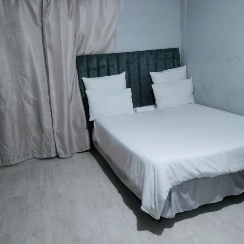 Giường trong phòng chung tại N2 Village BnB