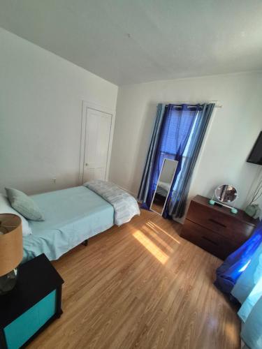 una camera da letto con un letto e un pavimento in legno di Humble beginning a Norwich