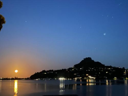 Una vista de un cuerpo de agua por la noche en Seaview Lodge, en Tairua