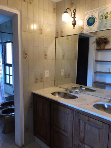 a bathroom with two sinks and a large mirror at Cuatro Cerros in San Carlos de Bariloche