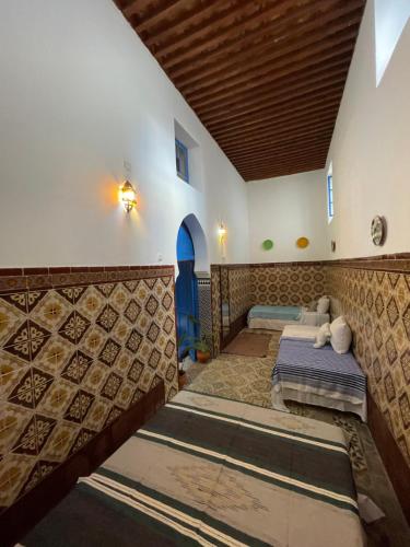 Ένα ή περισσότερα κρεβάτια σε δωμάτιο στο Riad borj blue