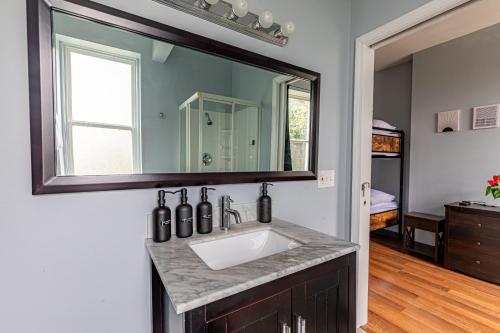 Φωτογραφία από το άλμπουμ του Modern 7BR Retreat στο Πίτσμπουργκ