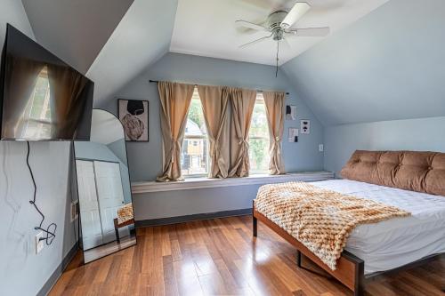 Ένα ή περισσότερα κρεβάτια σε δωμάτιο στο Modern 7BR Retreat