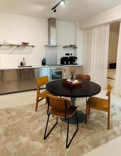 una cucina e una sala da pranzo con tavolo e sedie di Casa Mia Terra Loft ad Anversa