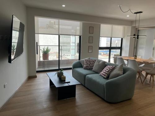 Moderno dpto de estreno en zona centrica في أريكيبا: غرفة معيشة بها أريكة وطاولة