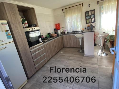 格塞尔镇FloreSer的厨房配有白色冰箱和炉灶