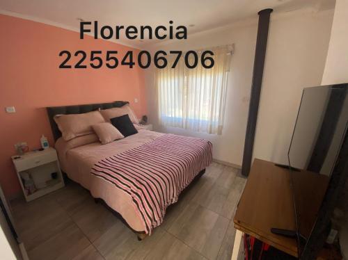 格塞尔镇FloreSer的一间卧室，里面有一张床，墙上挂着一张牌子