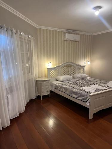 Ένα ή περισσότερα κρεβάτια σε δωμάτιο στο Hospedagem Solari di Gramado